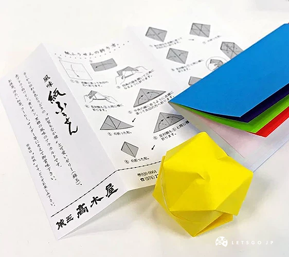 盒子里还有附上色纸和说明,教大家怎么折纸气球