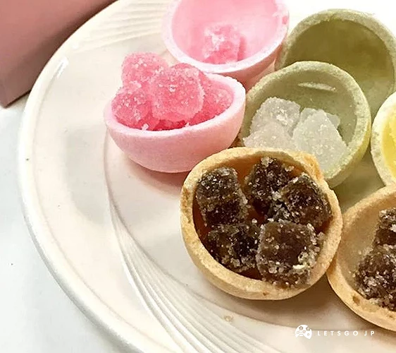 外层是最中饼皮制作,内馅则是一颗颗Q弹的寒天软糖