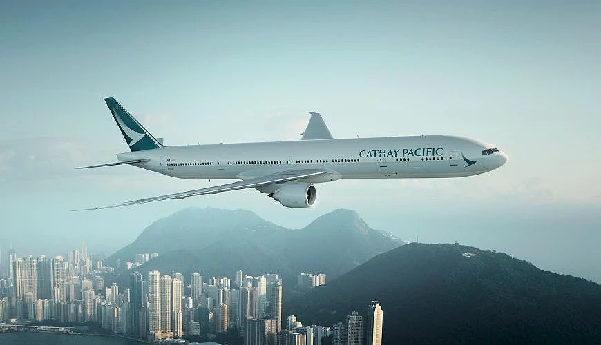 國泰航空客機飛行於香港高樓與山景上空