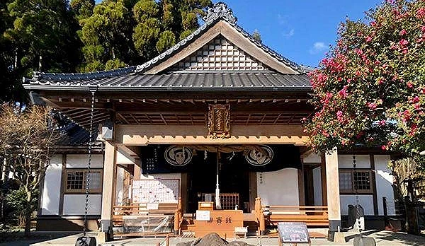 熊本南阿蘇的阿蘇白水龍神權現拜殿，社殿前設有石造祈願處與參拜空間