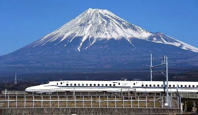 東海道新幹線列車行駛於富士山前方，象徵從東京前往熱海的便利鐵道交通