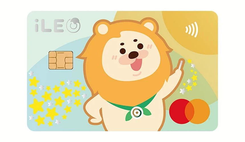 第一银行 iLEO 信用卡卡面,浅绿与黄色背景上有可爱狮子角色、星星图案、晶片与 Mastercard 标志
