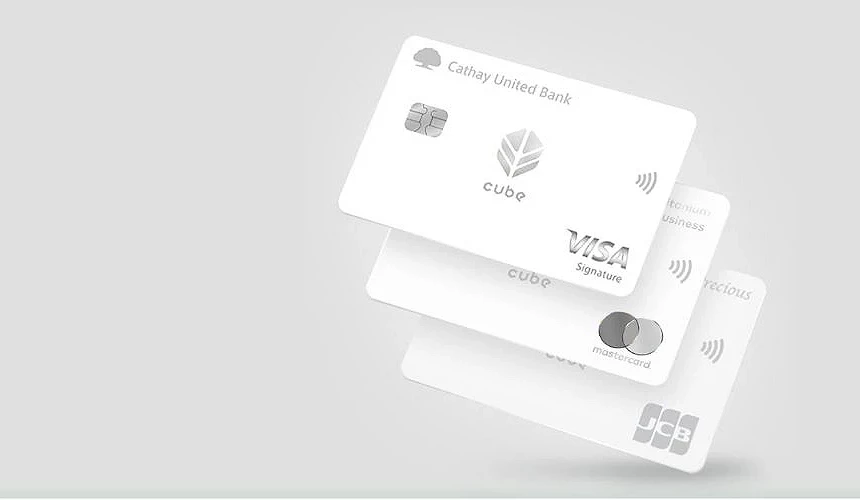 三张白色国泰 CUBE 信用卡漂浮排列,卡面上可见 Cathay United Bank、cube 标志,以及 Visa、Mastercard、JCB 标志。