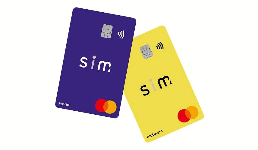 两张 sim 信用卡卡面,紫色 sim World Mastercard 与黄色 sim platinum Mastercard 交错排列,卡面上有晶片、感应支付与 Mastercard 标志