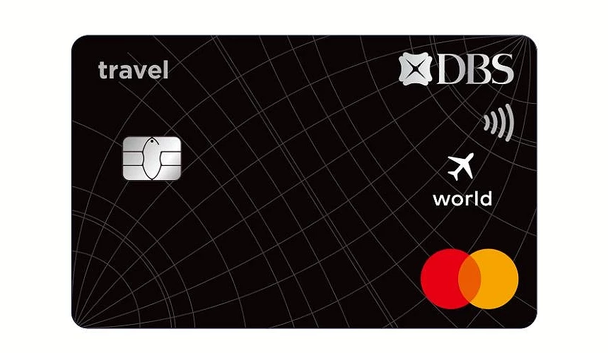 星展 DBS 飞行世界 Mastercard 信用卡卡面,黑色背景上有 travel、飞机、world、晶片、感应支付与 Mastercard 标志