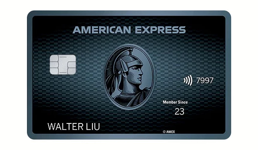 美国运通 Explorer 信用卡卡面,深蓝黑色背景上有 American Express 字样、晶片、感应支付符号与卡片头像图案