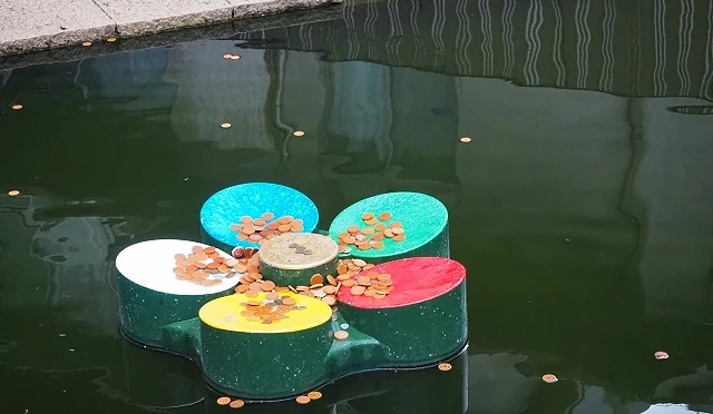 大阪天滿宮星合池許願檯，梅花造型平台分為多種顏色對應不同祈願內容
