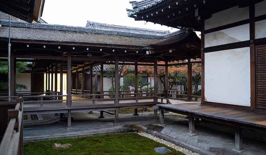 傳統日式木造建築的戶外棧道與青苔庭園