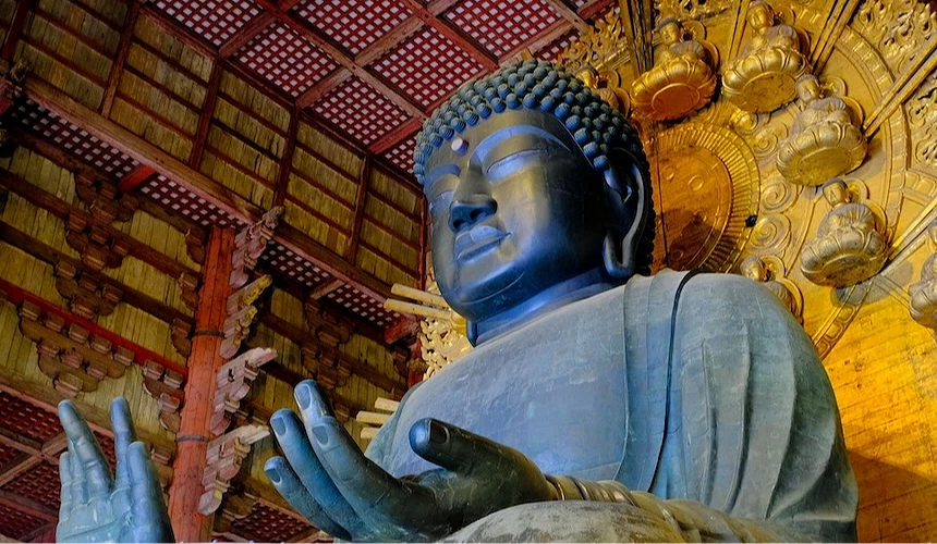 東大寺內供奉的盧舍那佛坐像(奈良大佛),高約15公尺,佛像神態莊嚴且巨大