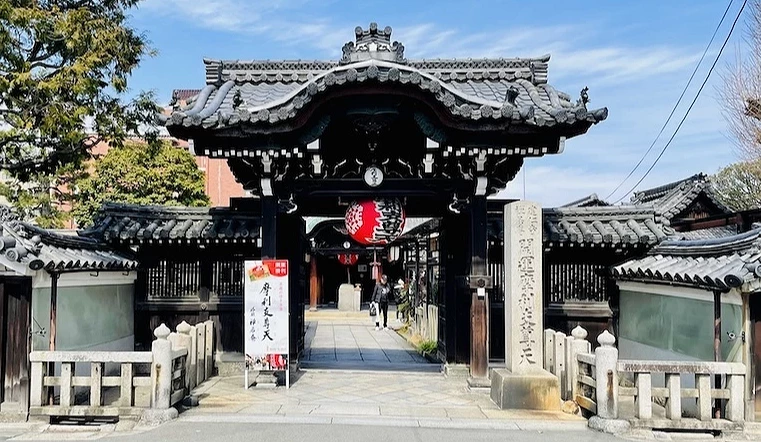古色古香的传统日式寺院大门建筑
