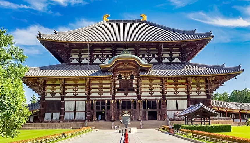 藍天白雲下的東大寺大佛殿(金堂),是世界最大級的木造建築,外觀宏偉壯觀