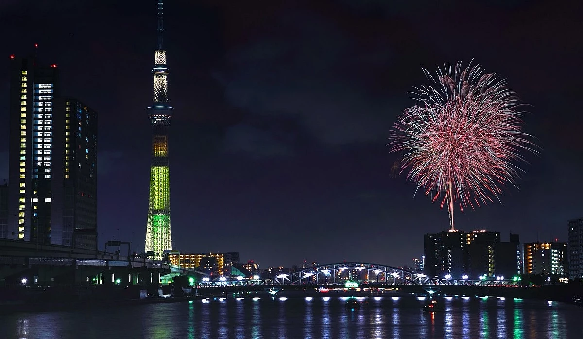 晴空塔與隅田川煙火同框照亮夜空