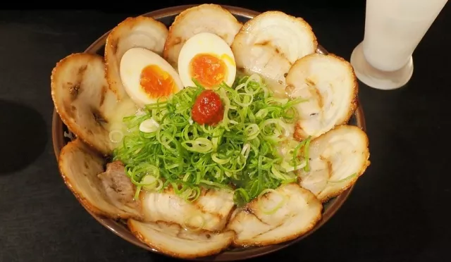 「拉麵 侍 由布院」美食菜單：豚骨拉麵清爽Q彈，必吃餃子與叉燒丼 的縮圖