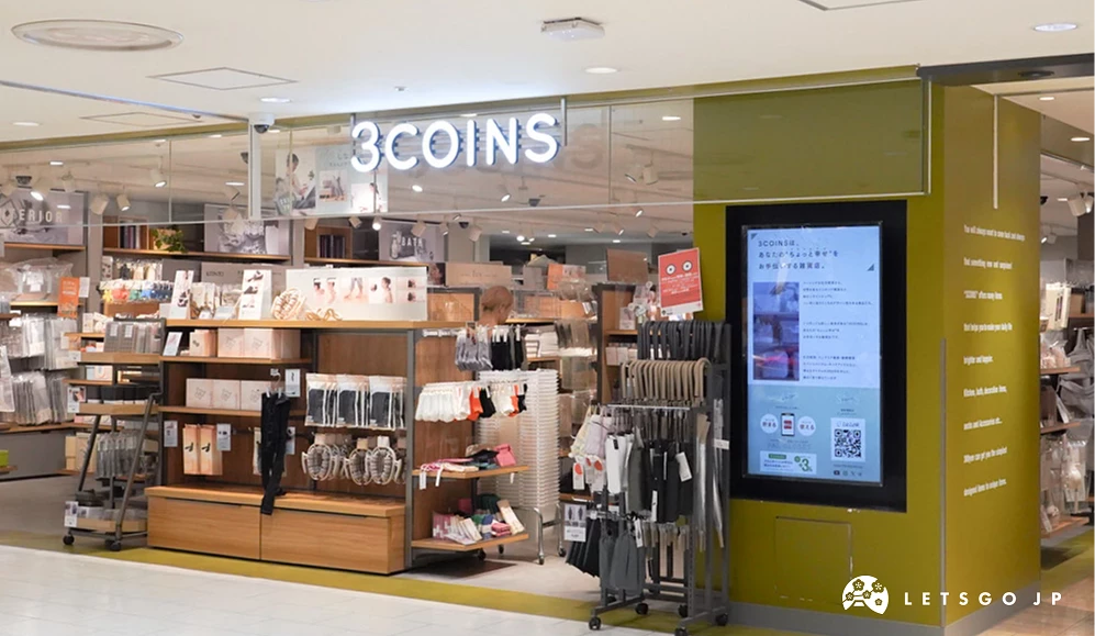 招牌写着「3COINS」的日系杂货店铺外观
