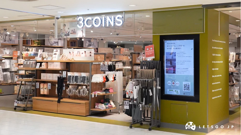 招牌寫著「3COINS」的日系雜貨店鋪外觀