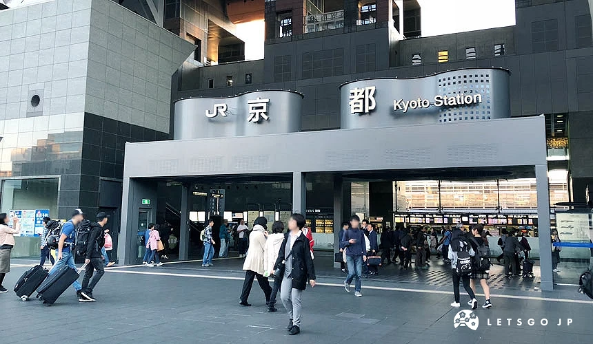 寫著JR京都的車站與人潮