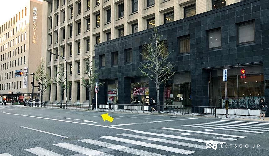 寬敞的道路與一旁的建築