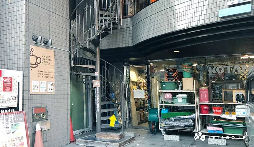 有旋轉樓梯的灰色建築