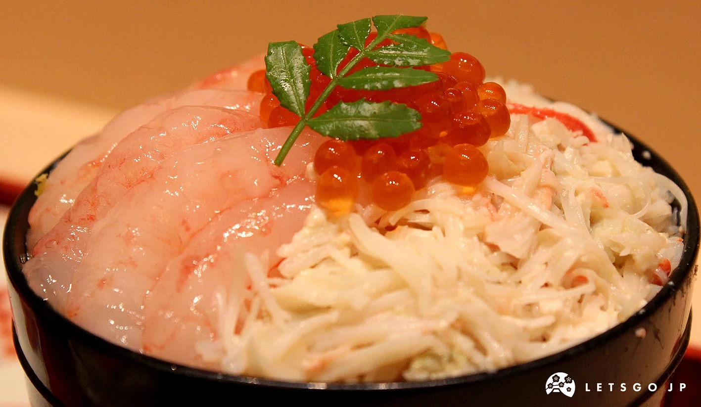 有滿滿的蟹肉、鮮蝦、鮭魚卵的海鮮丼