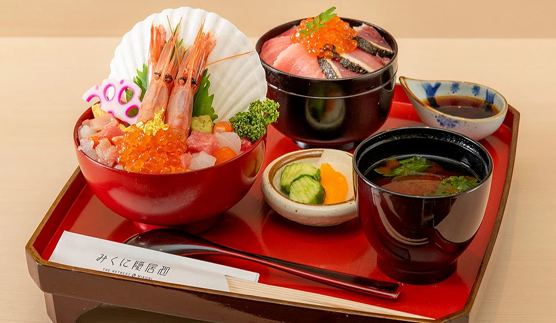 海鮮丼套餐「北前迴船丼(東迴)」包含兩款海鮮丼