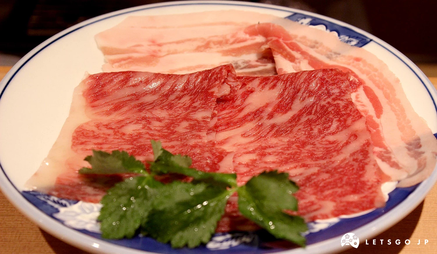 一盤A5黑毛和牛與品牌豬肉片
