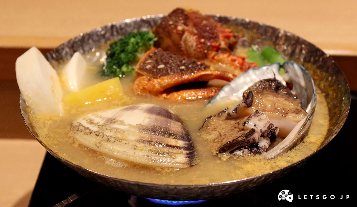 放滿海鮮食材的「豪華海膽火鍋」