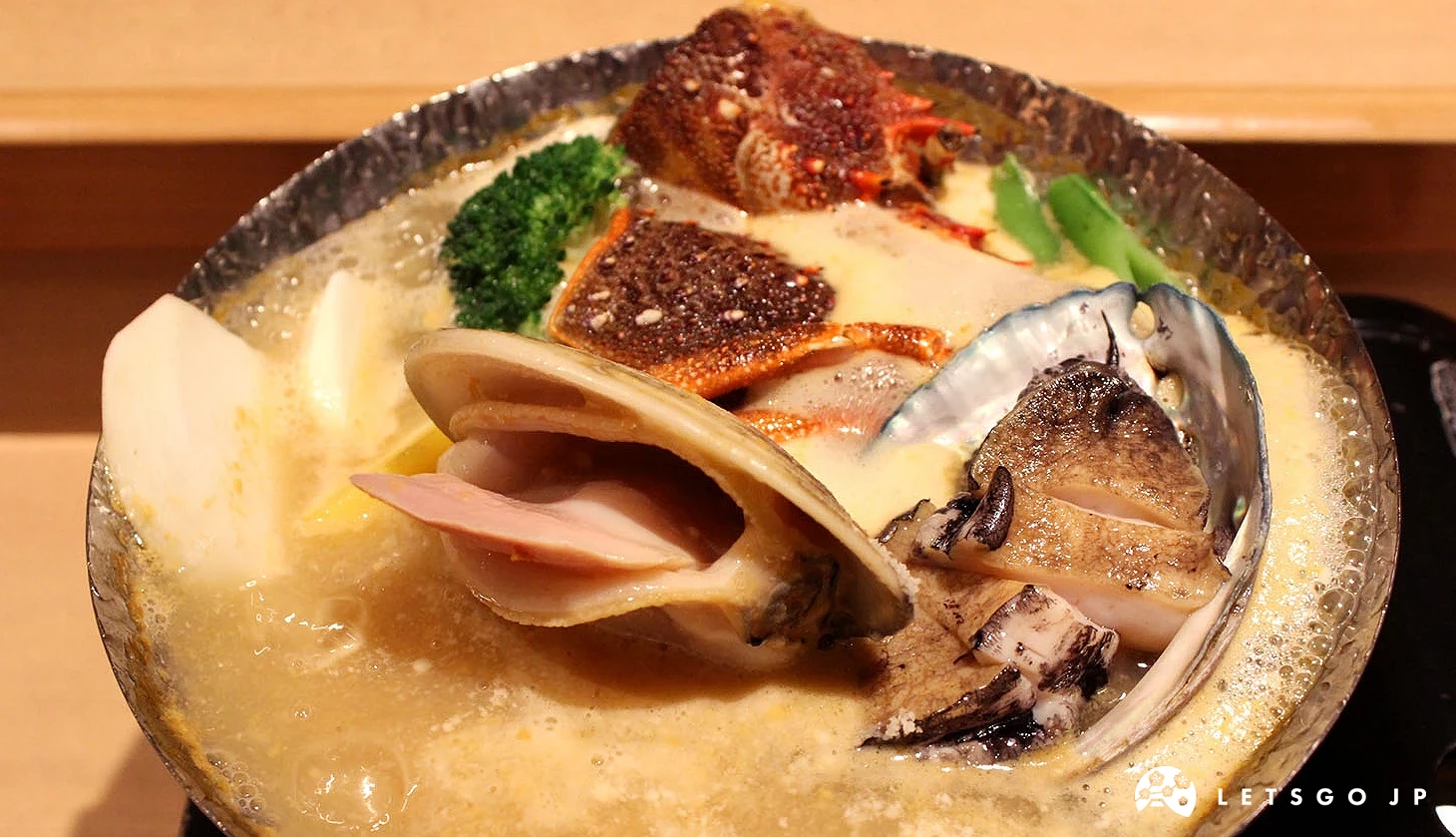 放入伊勢龍蝦、大蛤蜊、蔬菜與鮑魚的「豪華海膽火鍋」