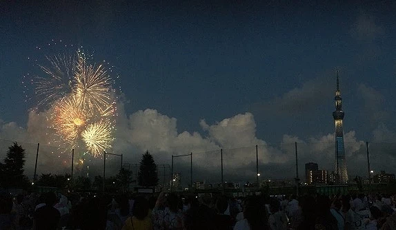 人潮聚集隅田公園欣賞隅田川花火大會