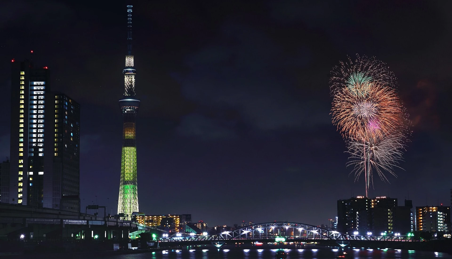 晴空塔與隅田川煙火同框照亮夜空