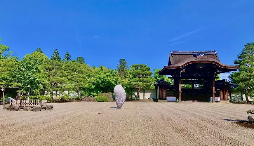 南庭的白砂枯山水庭园,背景为木造建筑