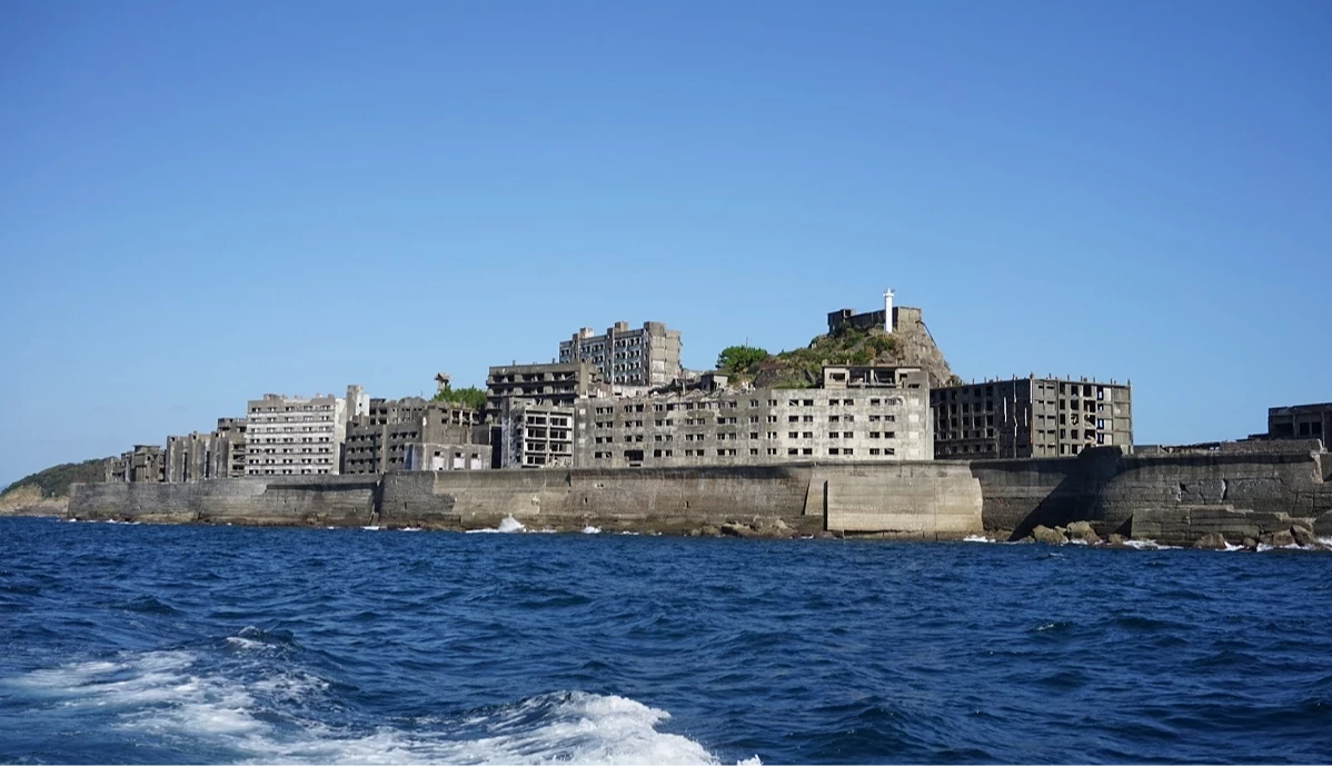 大量高樓佇立因而外觀狀似軍艦的軍艦島遠景