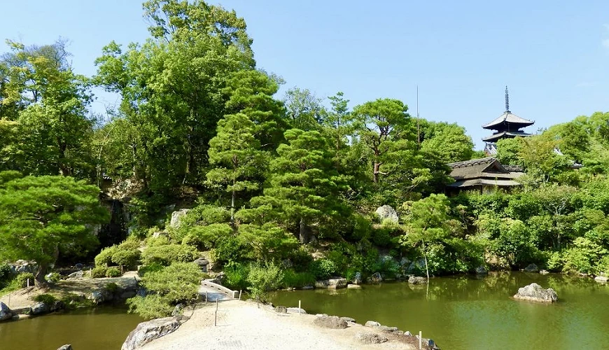 北庭的池水造景与树木,背景可见五重塔
