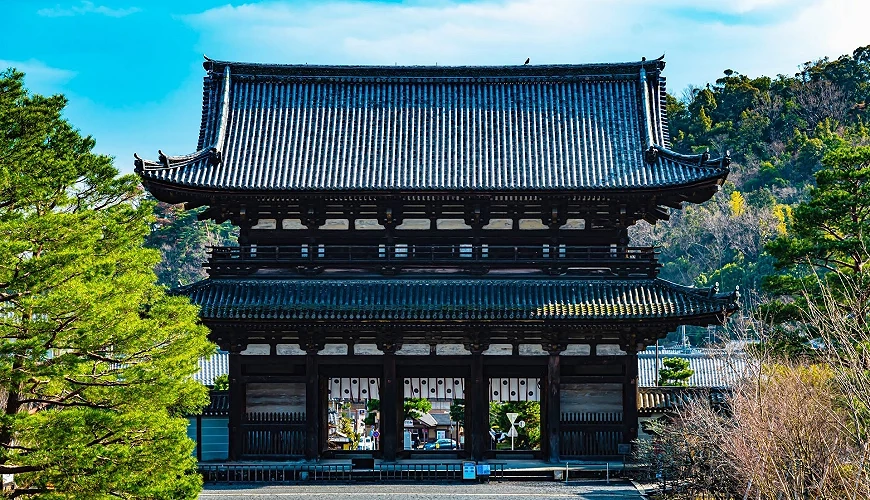 仁和寺雄偉的二王門外觀