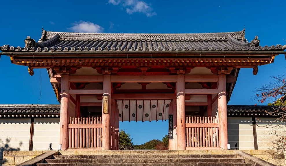 红色木造的仁和寺中门