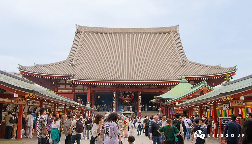 淺草寺本堂大燈籠 淺草寺本堂入口處懸掛紅色巨大燈籠,前方有常香爐冒出香煙,遊客正在參拜。