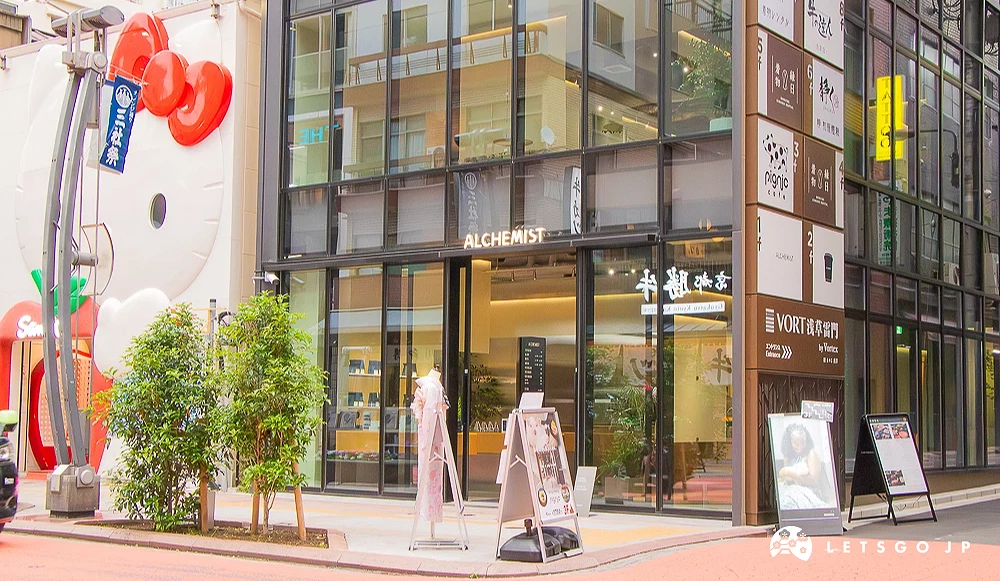 ALCHEMIST 咖啡廳與 Hello Kitty 牆 現代玻璃建築咖啡廳 ALCHEMIST,左側建築外牆有大型 Hello Kitty 浮雕。