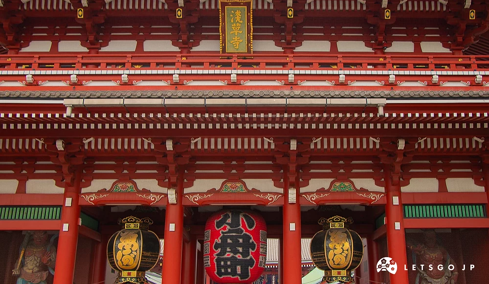 寶藏門大型燈籠 淺草寺寶藏門近景,中央懸掛「小舟町」巨大紅燈籠,兩側有黑色金色裝飾燈籠。