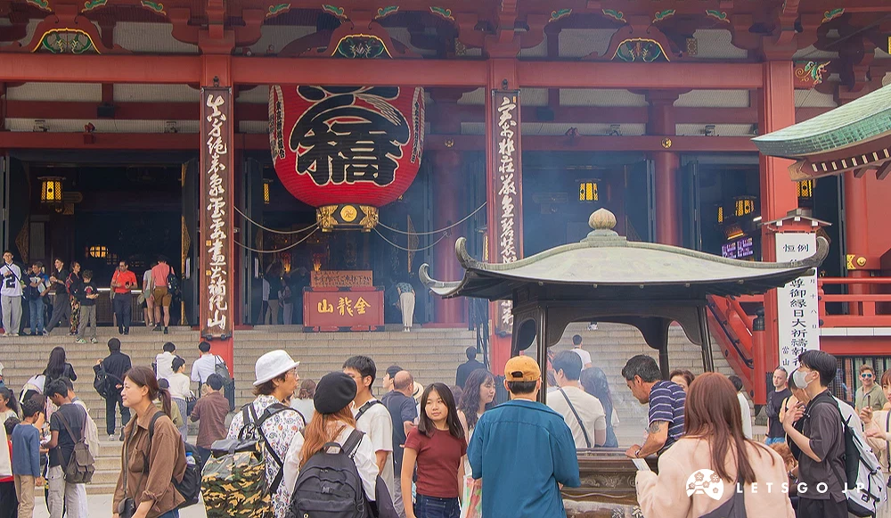 淺草寺本堂大燈籠 淺草寺本堂入口處懸掛紅色巨大燈籠,前方有常香爐冒出香煙,遊客正在參拜。