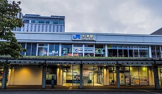 大津車站現代外觀,二樓燈火通明,氣氛靜謐。