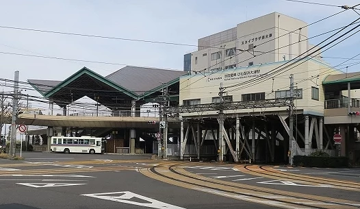 街道交會處的電車站,馬路寬闊並有路面軌道。