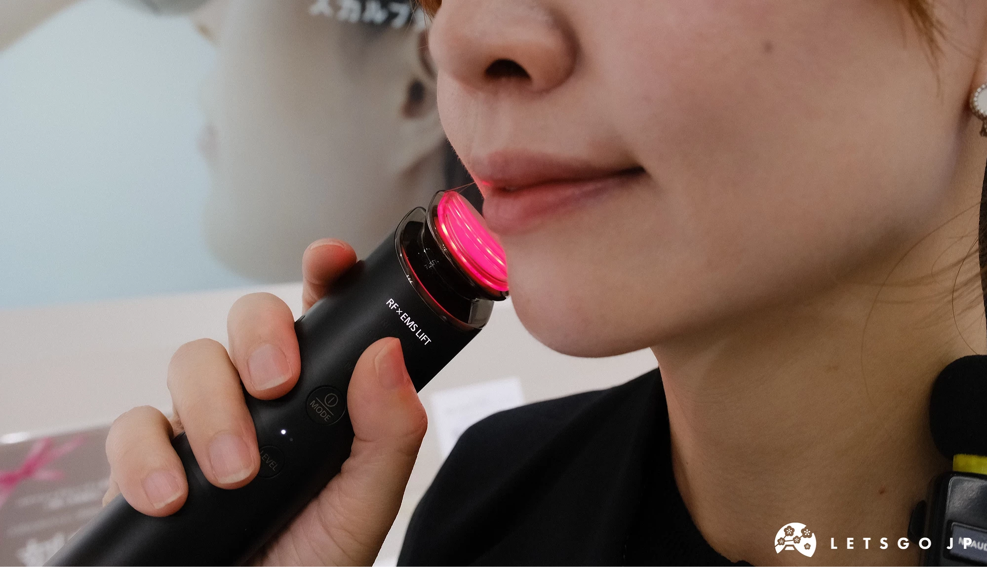 店員將美容儀器拿靠近臉部