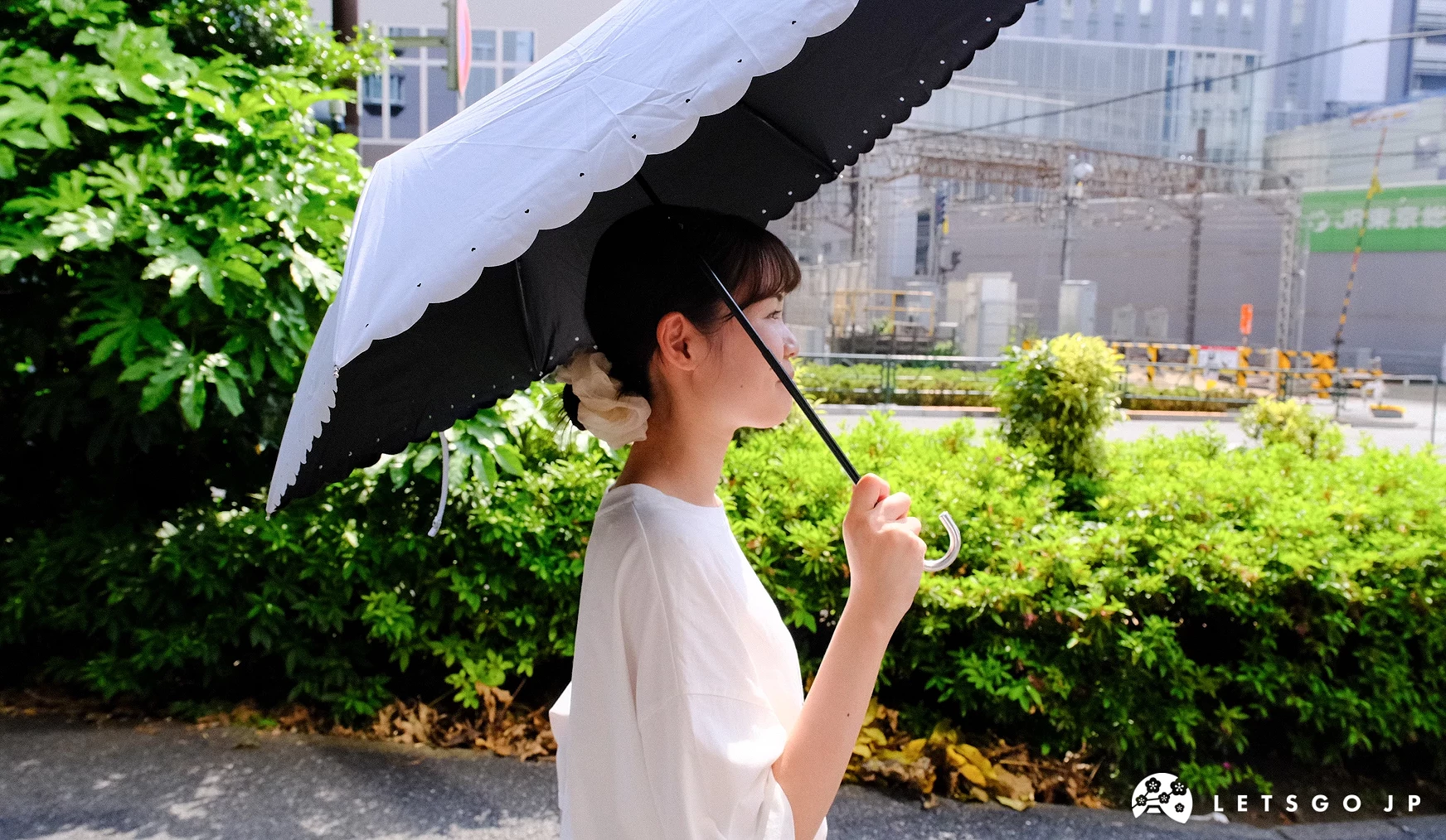 女生手拿洋傘遮陽