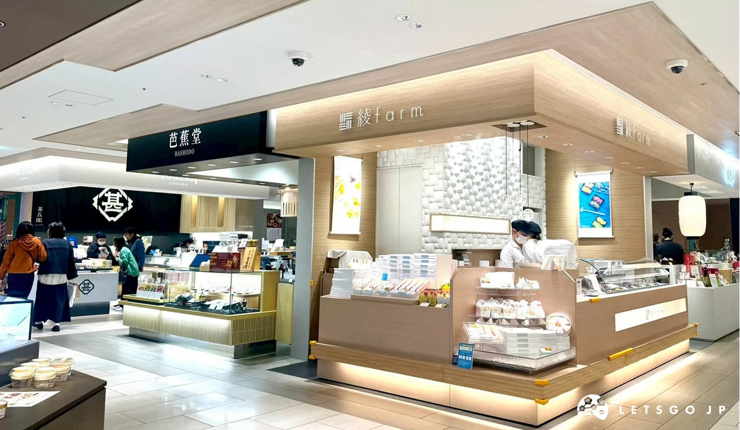 GINZA SIX 地下二樓美食層，專櫃並排，空間乾淨且明亮。