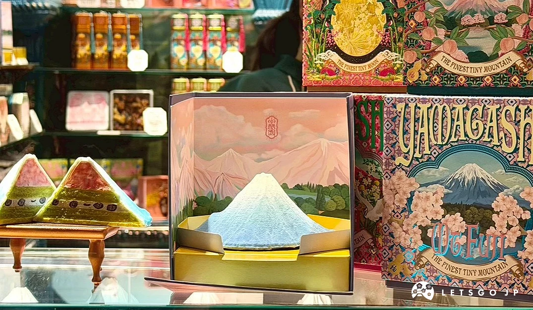 玻璃櫃內陳列著小樂園 KIOSK 的產品，包含白雪蓋頂的富士山造型立體巧克力禮盒。