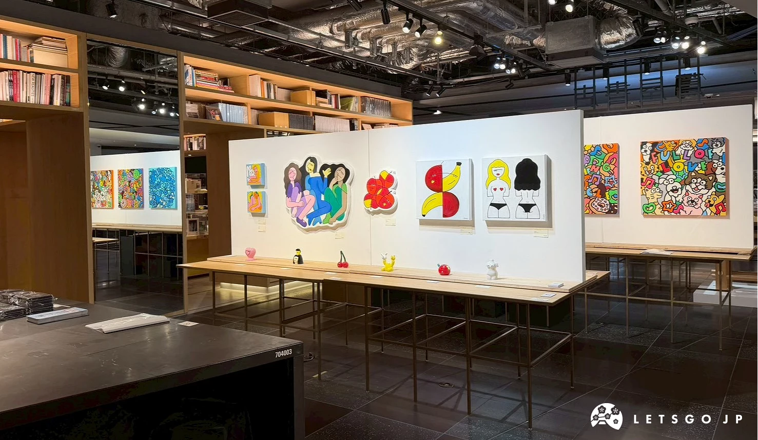 蔦屋書店藝廊區域展示的當代藝術畫作與立體創作