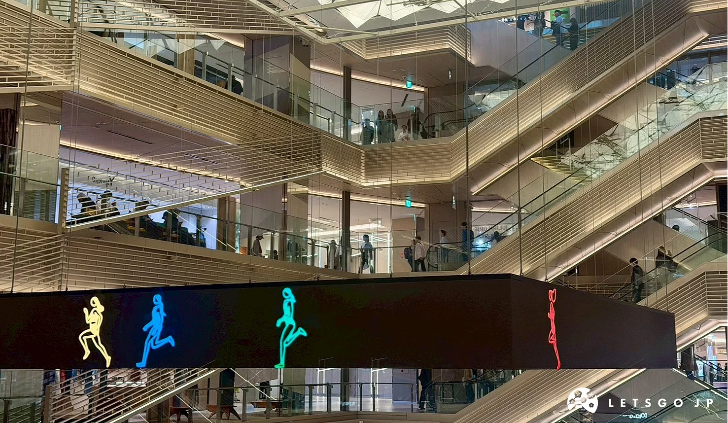 GINZA SIX 挑空中庭懸掛的 Julian Opie LED 跑步動態藝術作品