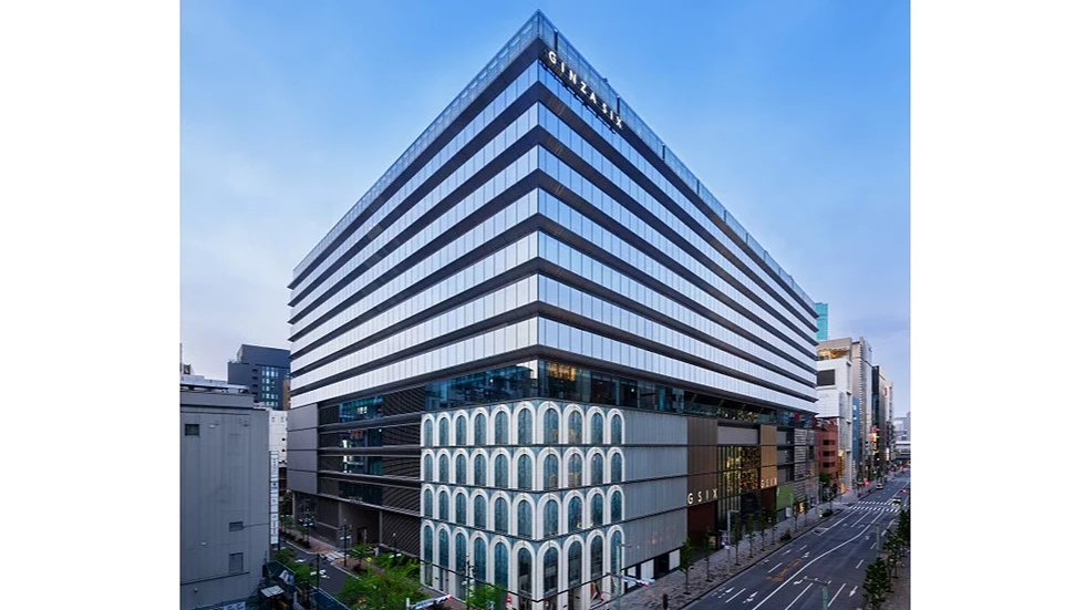 銀座街頭大型玻璃帷幕建築 GINZA SIX 外觀全景