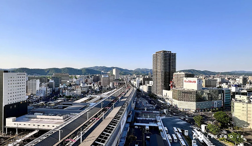 從客房內就能欣賞到進出岡山站的列車與市區車流交織而成的城市街景攝影:Angie