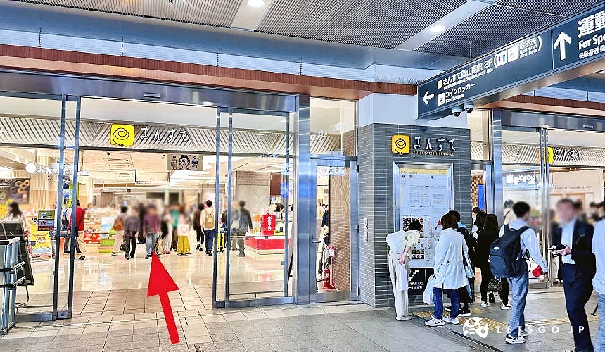 出岡山站檢票口後,沿著紅色箭頭指示直走穿過「SANSUTE 岡山」就能抵達飯店攝影:Angie