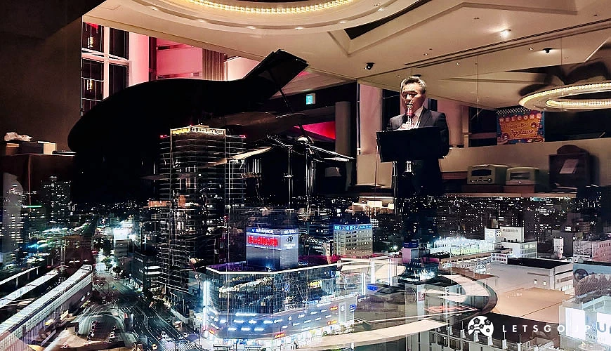 映照在夜景玻璃窗上的爵士樂奏者攝影:Angie